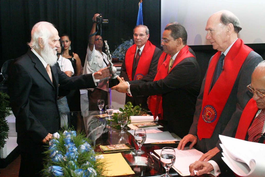 Don Guillo Pérez recibió su estatuilla de parte del vice-presidente del templo de la Fama de Espaillat el Dr. José Rafael Vargas